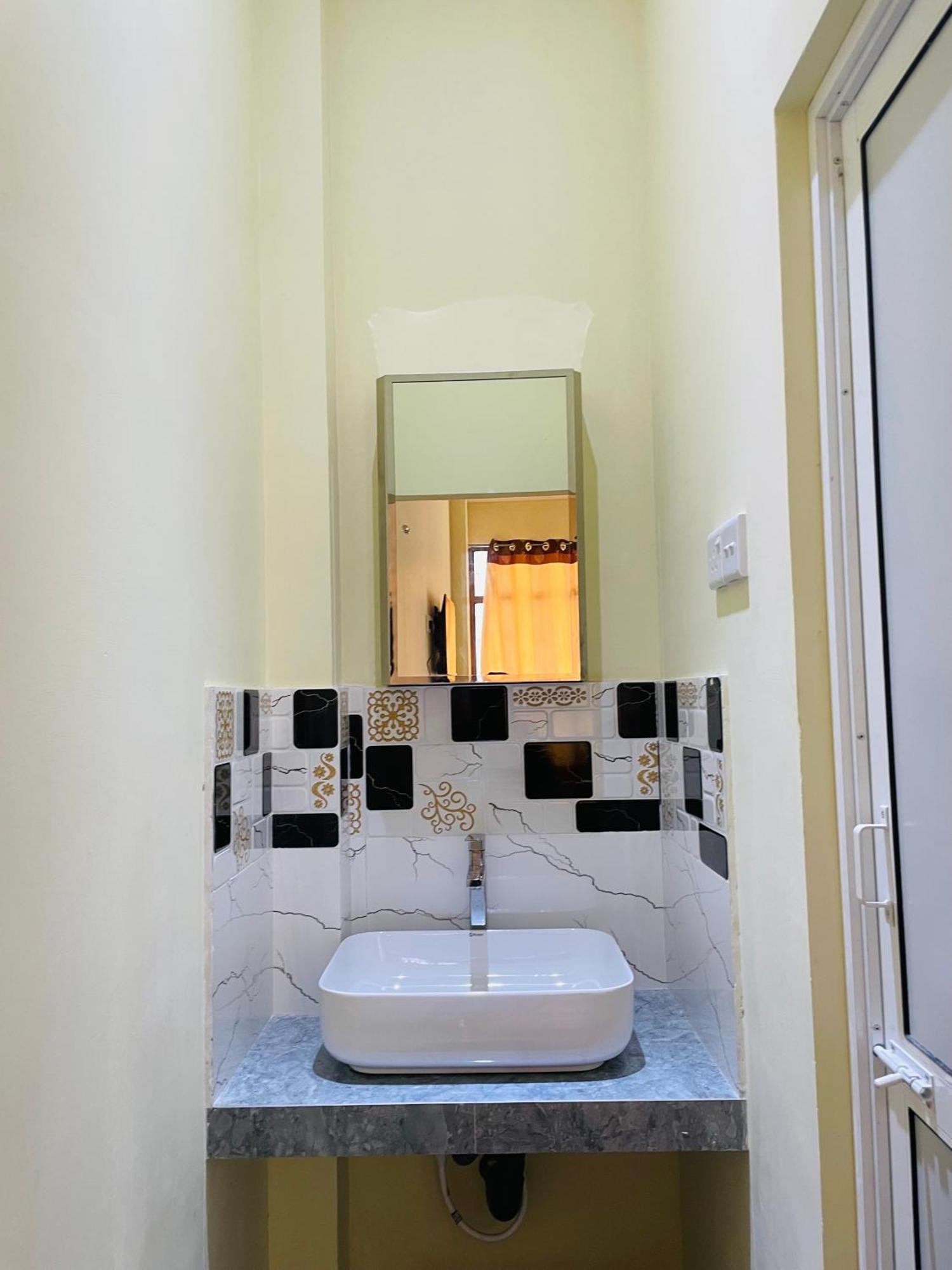 Great Victoria Palace Ratnapura Zewnętrze zdjęcie